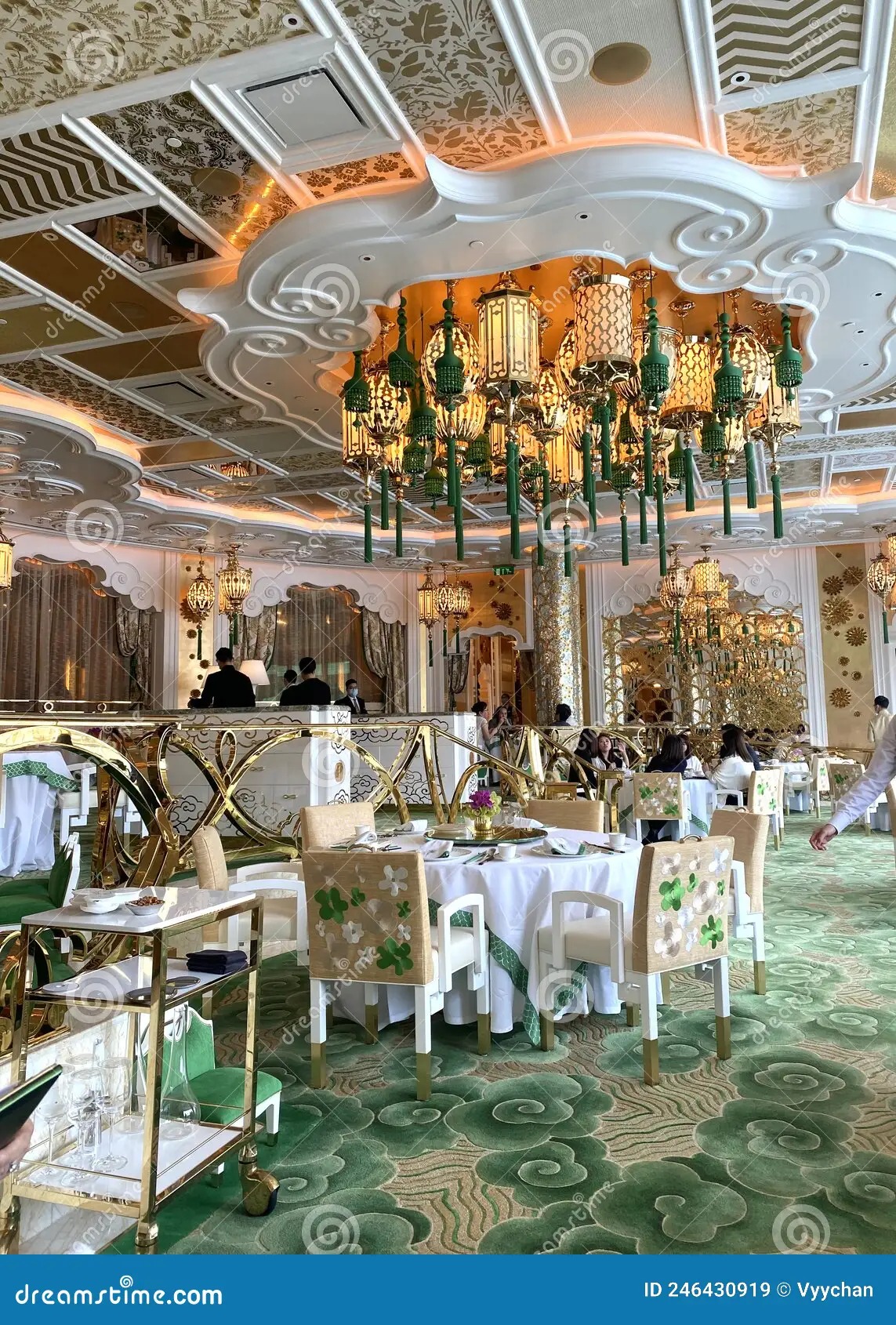 Rezervační stůl a detaily restaurace